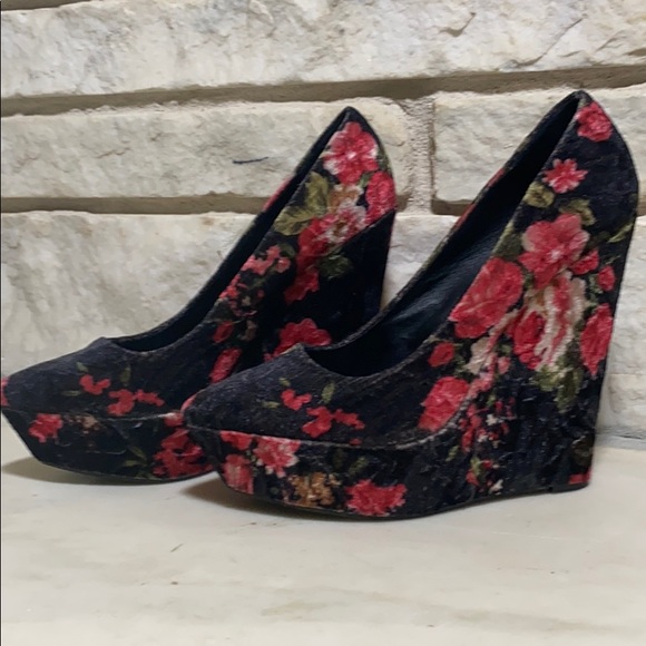 ALDO Platform Wedges AND paired CLUTCH - Picture 3 of 8